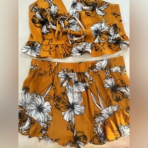 Amazon Women's Yellow Floral Print Two-Piece Set - Crop Top & Shorts - Size M
